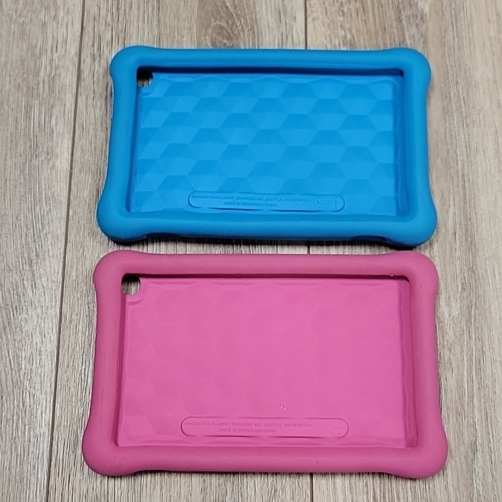 Amazon Fire Tablet with 2 Cases and a Headrest Holder - Picture 7 of 10